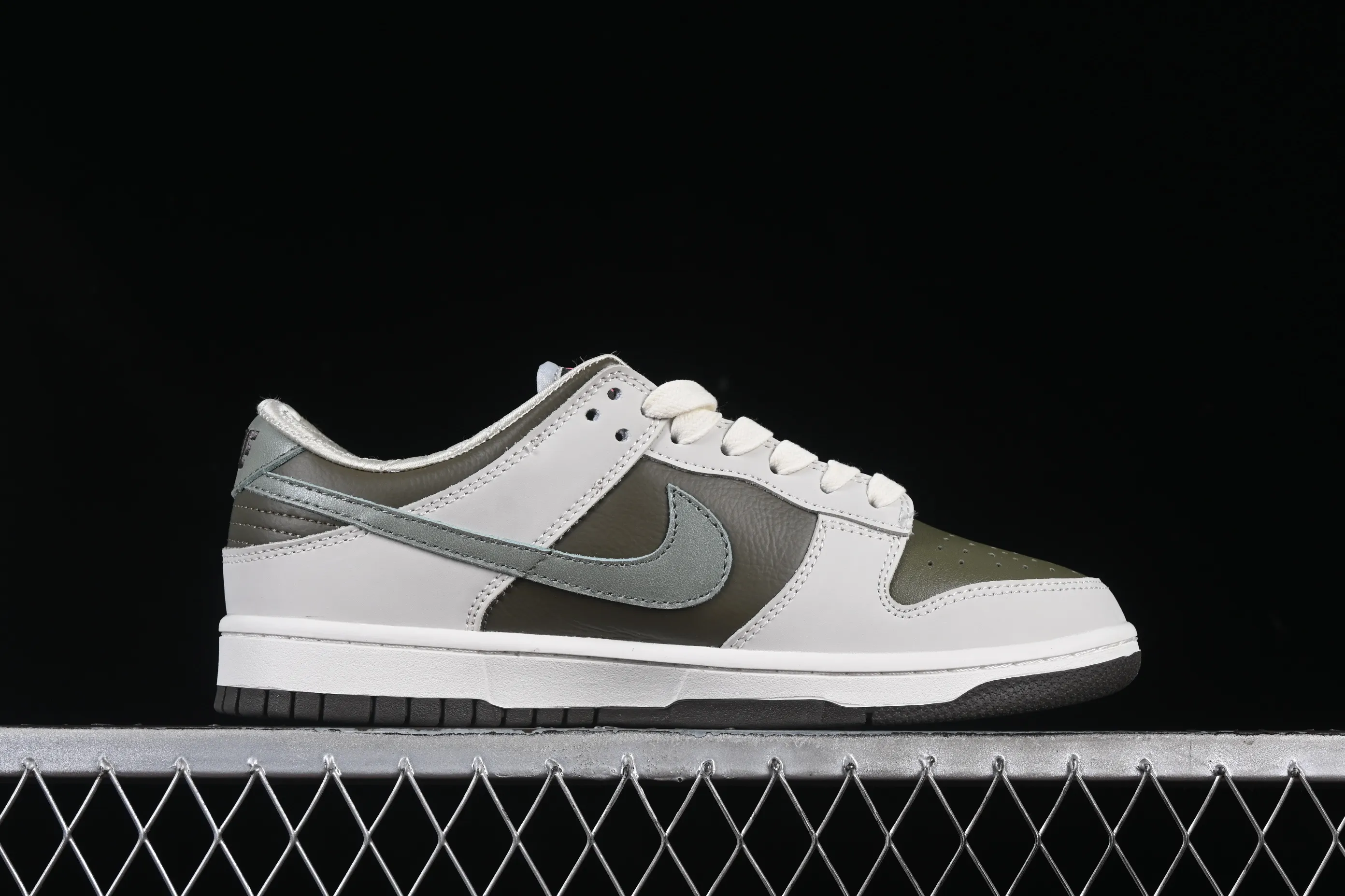 All Categories Nk SB Dunk Series Nk SB Dunk Low Low-top sneakers K version Nk SB Dunk Low "Year Of Snake" Limited to the Year of the Snake Low-top casual sneakers HV5980-231